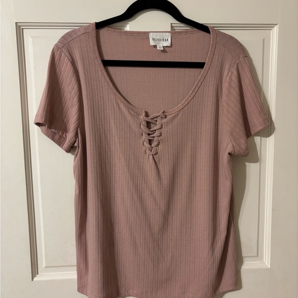 Olive & Oak Tops - Cute like new, olive and Oak brand light mauve top w/accent in front, sz XL